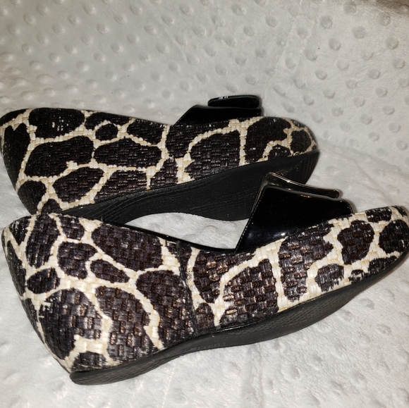 Stuart Weitzman 7 1/2 giraffe animal print buckle - Picture 5 of 16